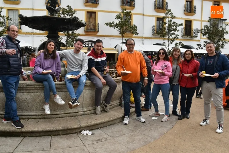 Foto 6 - Las casetas de la Plazuela del Buen Alcalde invitan a patatas mene&aacute;s a 500 personas