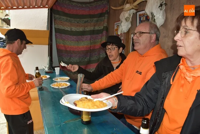 Foto 9 - Las casetas de la Plazuela del Buen Alcalde invitan a patatas mene&aacute;s a 500 personas