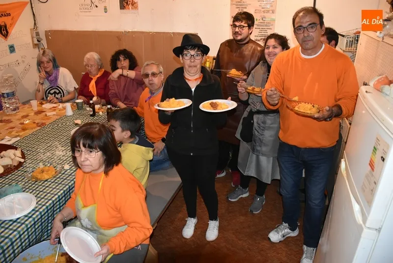 Foto 10 - Las casetas de la Plazuela del Buen Alcalde invitan a patatas mene&aacute;s a 500 personas