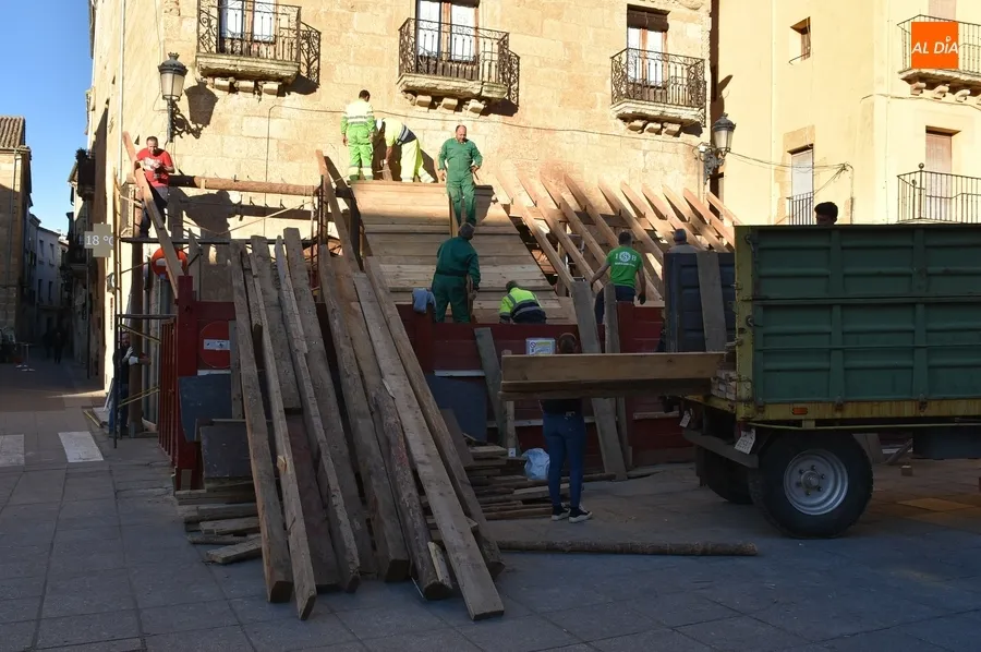 Foto 4 - Familias y amigos se ponen manos a la obra para levantar el coso taurino