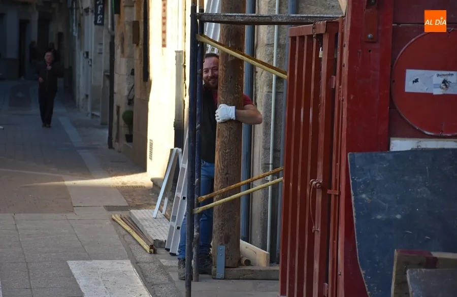 Foto 5 - Familias y amigos se ponen manos a la obra para levantar el coso taurino