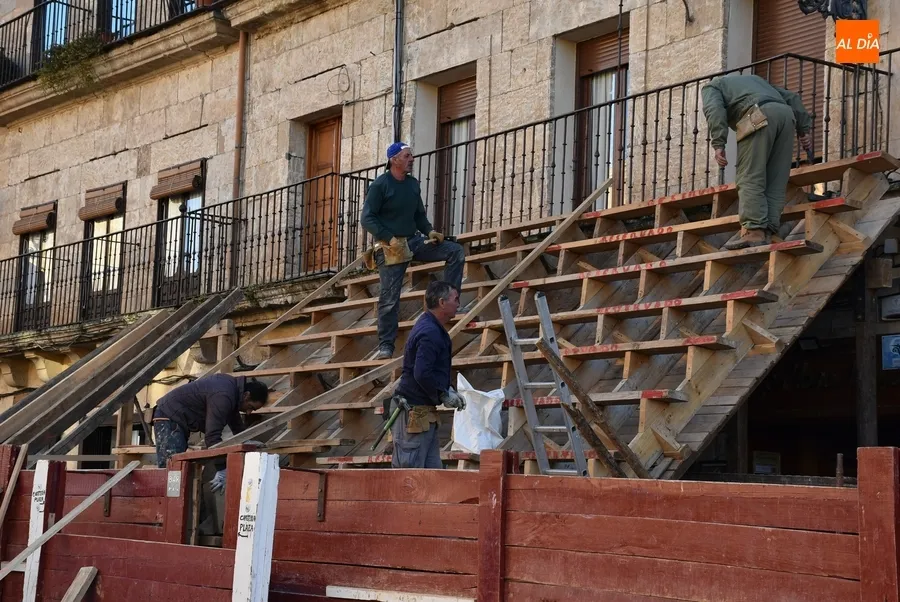 Foto 6 - Familias y amigos se ponen manos a la obra para levantar el coso taurino