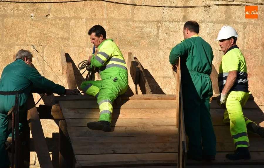 Foto 7 - Familias y amigos se ponen manos a la obra para levantar el coso taurino