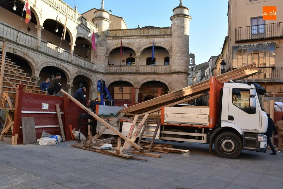 Foto 8 - Familias y amigos se ponen manos a la obra para levantar el coso taurino