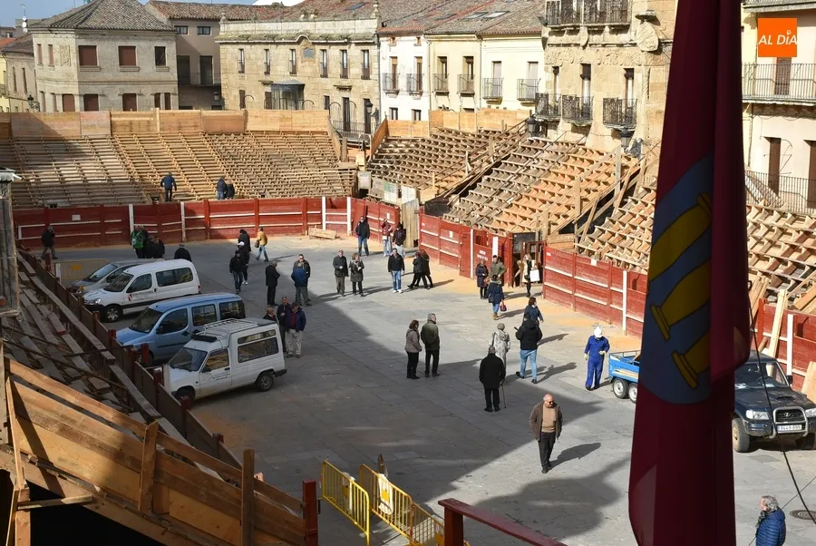 Foto 5 - La Plaza Mayor, la calle Madrid y la zona de ferias contin&uacute;an poni&eacute;ndose a punto