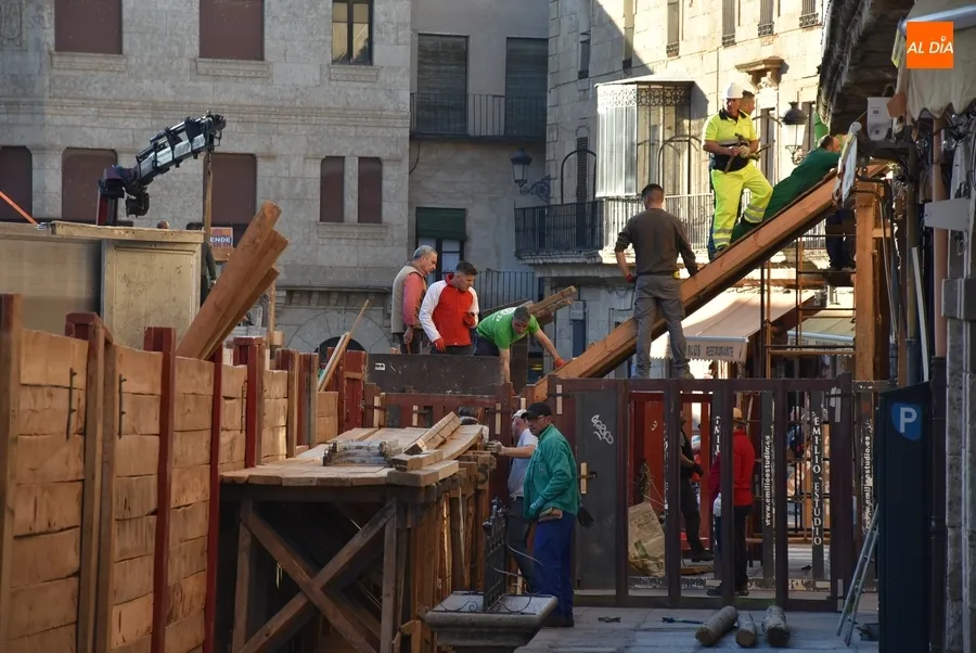 Foto 9 - Familias y amigos se ponen manos a la obra para levantar el coso taurino