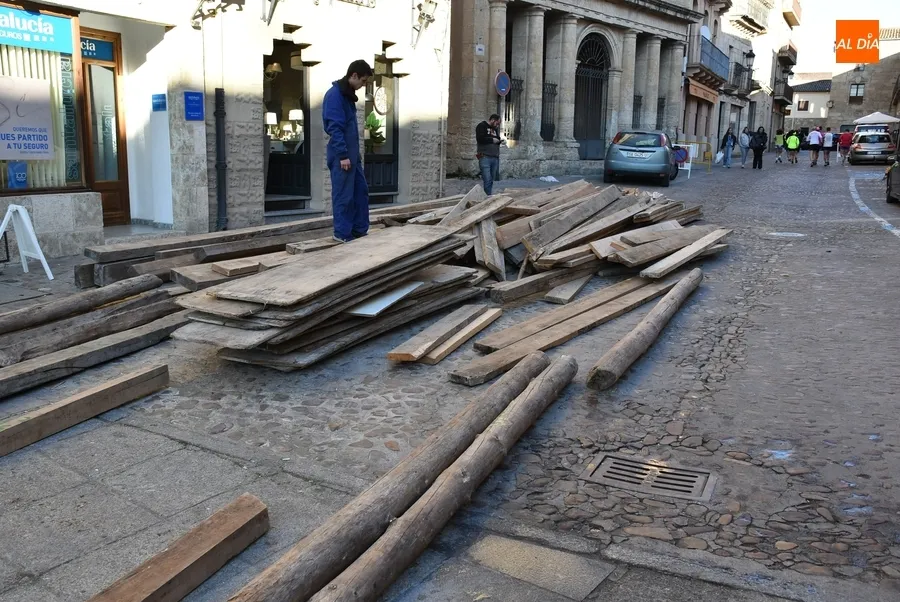 Foto 10 - Familias y amigos se ponen manos a la obra para levantar el coso taurino