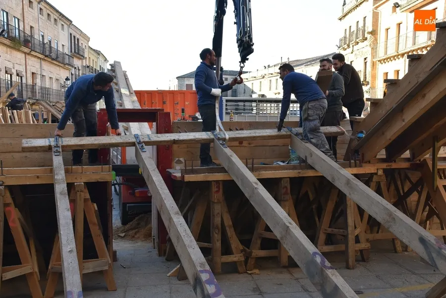 Foto 11 - Familias y amigos se ponen manos a la obra para levantar el coso taurino