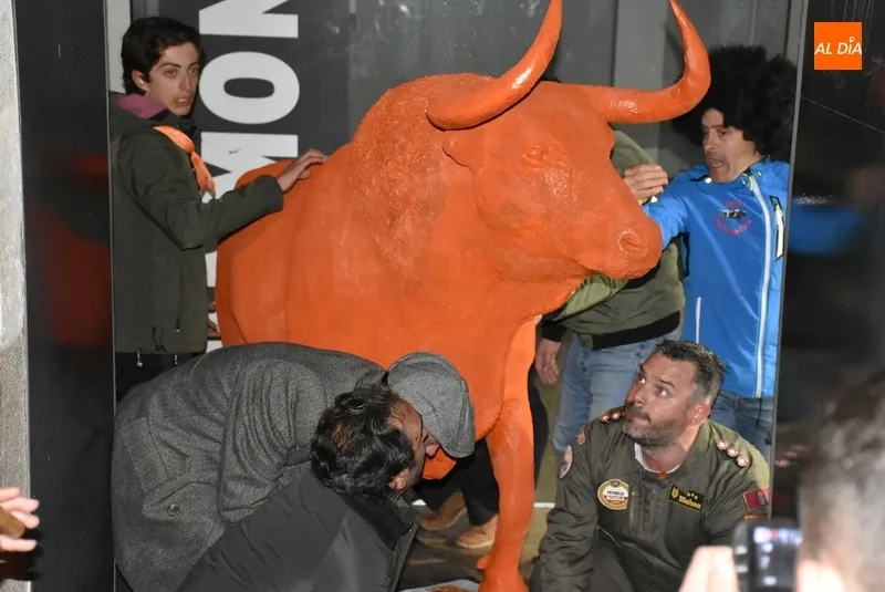 Foto 4 - El &lsquo;&uacute;ltimo toro&rsquo; del Carnaval 2023 arde pese a &lsquo;resistirse&rsquo; a dar por finalizado el evento