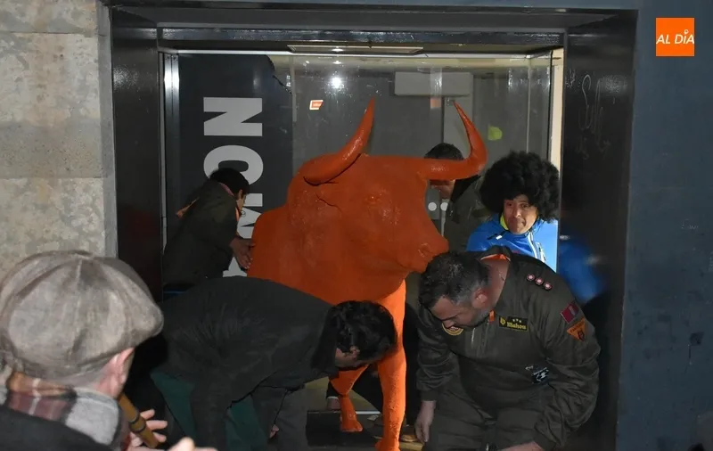 Foto 5 - El &lsquo;&uacute;ltimo toro&rsquo; del Carnaval 2023 arde pese a &lsquo;resistirse&rsquo; a dar por finalizado el evento