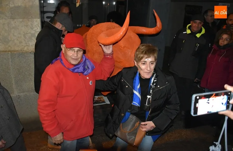 Foto 6 - El &lsquo;&uacute;ltimo toro&rsquo; del Carnaval 2023 arde pese a &lsquo;resistirse&rsquo; a dar por finalizado el evento