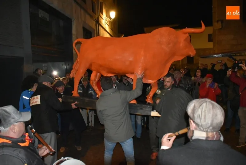 Foto 7 - El &lsquo;&uacute;ltimo toro&rsquo; del Carnaval 2023 arde pese a &lsquo;resistirse&rsquo; a dar por finalizado el evento