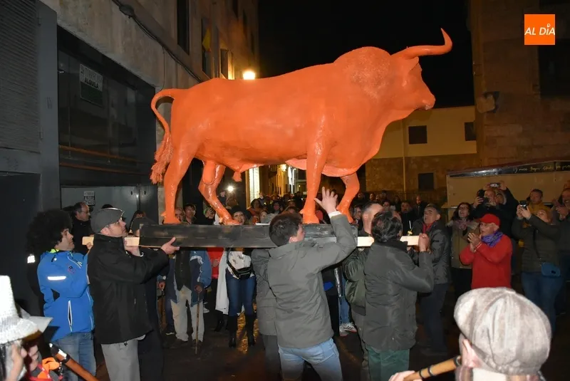 Foto 8 - El &lsquo;&uacute;ltimo toro&rsquo; del Carnaval 2023 arde pese a &lsquo;resistirse&rsquo; a dar por finalizado el evento