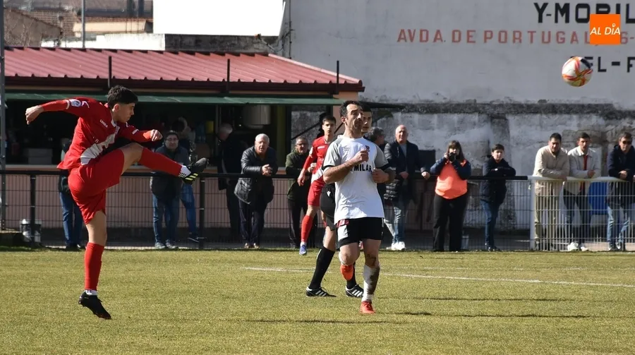 Foto 7 - El Ciudad Rodrigo se reencuentra con la victoria con una remontada culminada en el 91&rsquo;