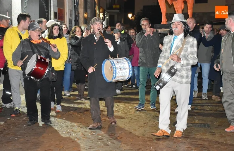 Foto 11 - El &lsquo;&uacute;ltimo toro&rsquo; del Carnaval 2023 arde pese a &lsquo;resistirse&rsquo; a dar por finalizado el evento