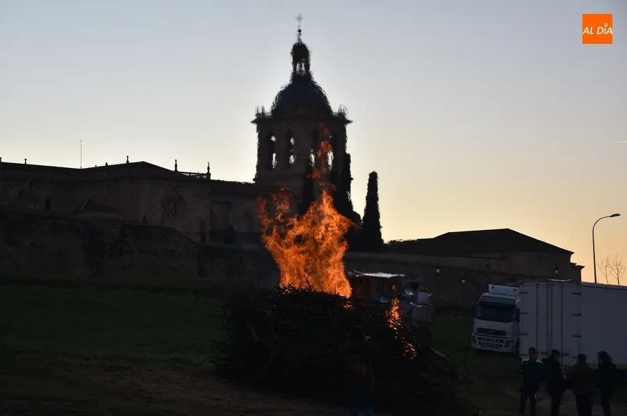 Foto 2 - La recuperada hoguera de las &Aacute;guedas despide las citas precarnavaleras en torno al fuego