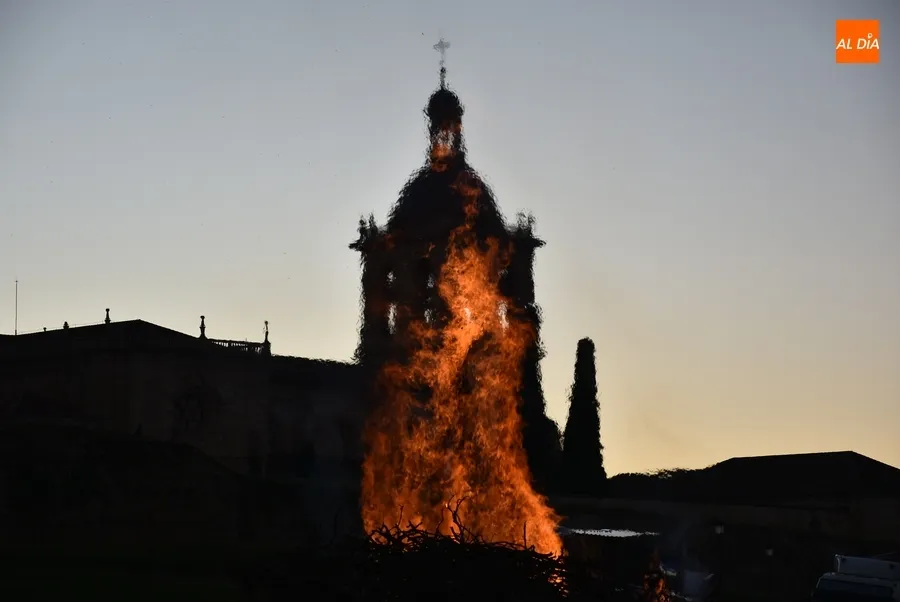 Foto 3 - La recuperada hoguera de las &Aacute;guedas despide las citas precarnavaleras en torno al fuego