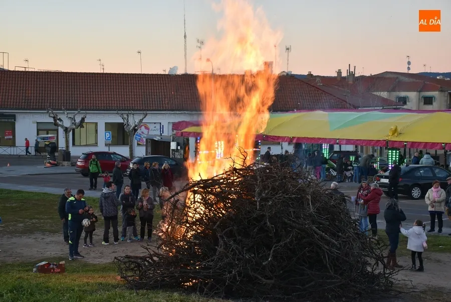 Foto 6 - La recuperada hoguera de las &Aacute;guedas despide las citas precarnavaleras en torno al fuego