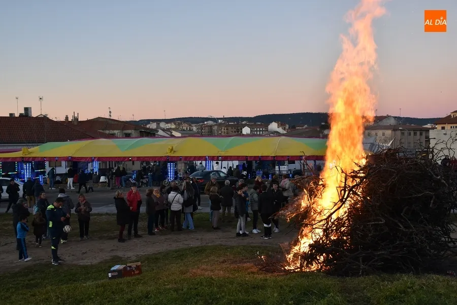 Foto 8 - La recuperada hoguera de las &Aacute;guedas despide las citas precarnavaleras en torno al fuego