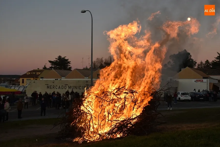 Foto 9 - La recuperada hoguera de las &Aacute;guedas despide las citas precarnavaleras en torno al fuego