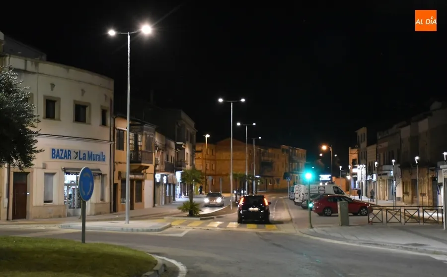 Foto 9 - As&iacute; luce de noche el primer tramo reformado de la Avenida de Espa&ntilde;a