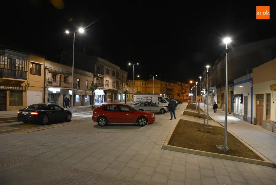 Foto 8 - As&iacute; luce de noche el primer tramo reformado de la Avenida de Espa&ntilde;a