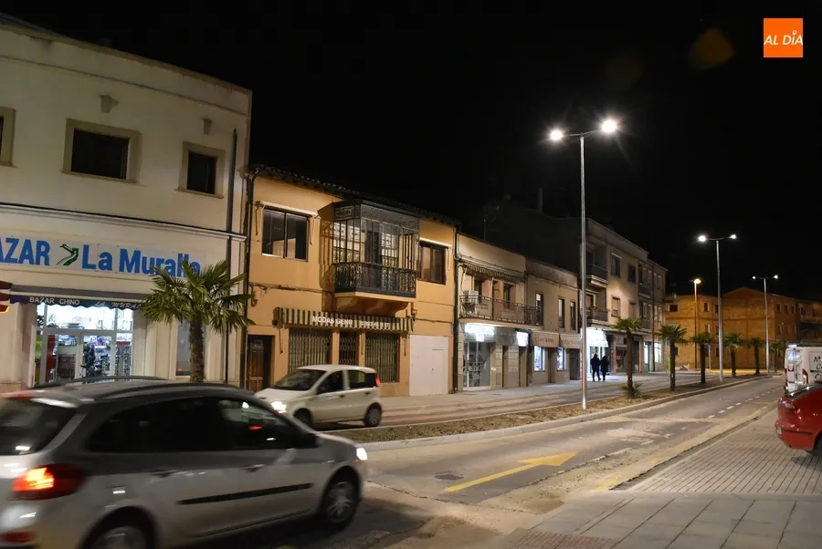 Foto 7 - As&iacute; luce de noche el primer tramo reformado de la Avenida de Espa&ntilde;a