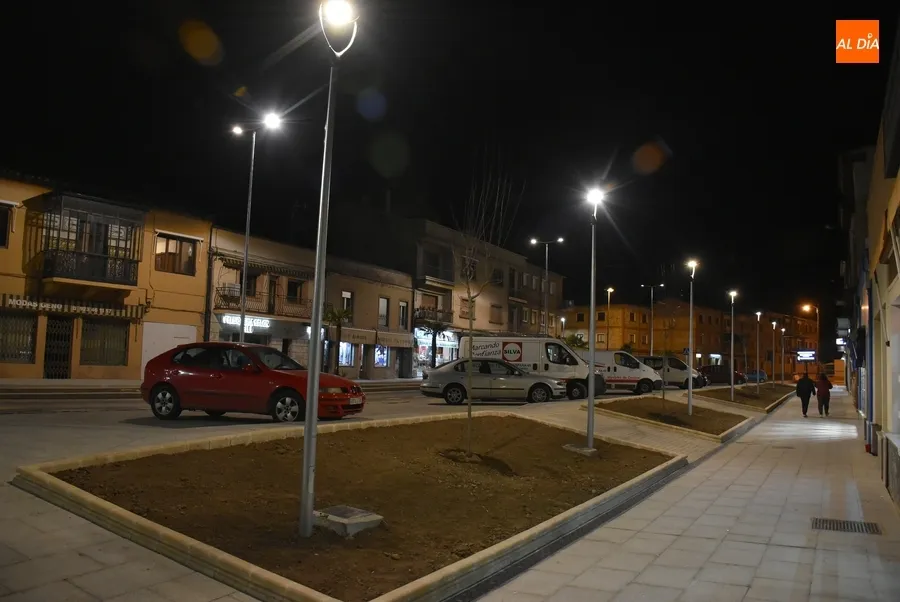 Foto 6 - As&iacute; luce de noche el primer tramo reformado de la Avenida de Espa&ntilde;a