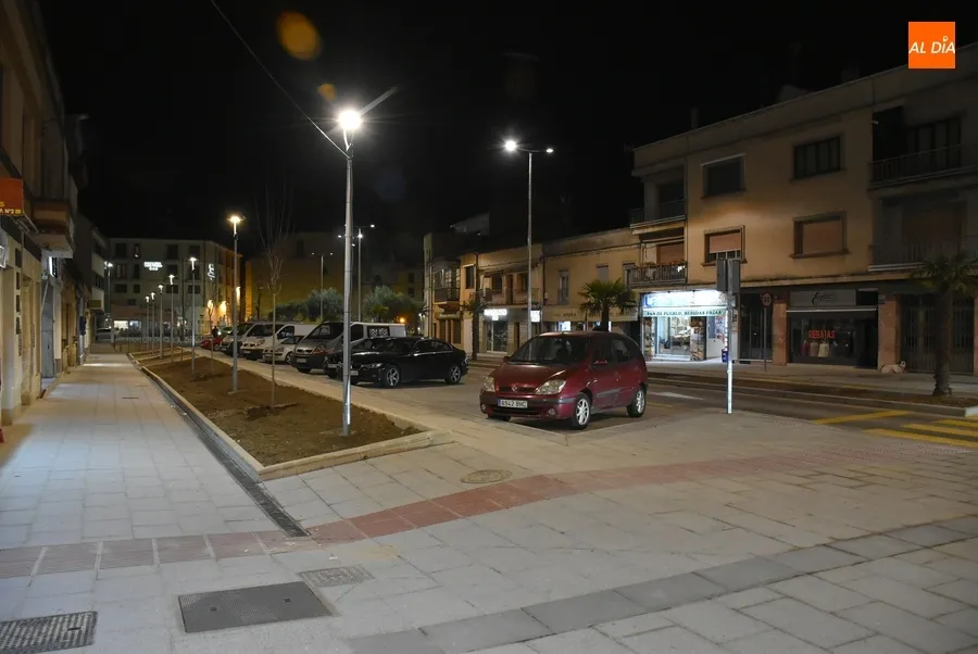 Foto 5 - As&iacute; luce de noche el primer tramo reformado de la Avenida de Espa&ntilde;a