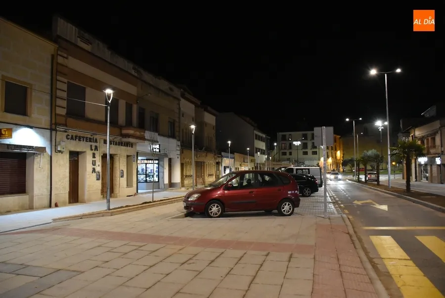 Foto 4 - As&iacute; luce de noche el primer tramo reformado de la Avenida de Espa&ntilde;a