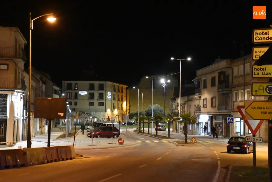 Foto 3 - As&iacute; luce de noche el primer tramo reformado de la Avenida de Espa&ntilde;a