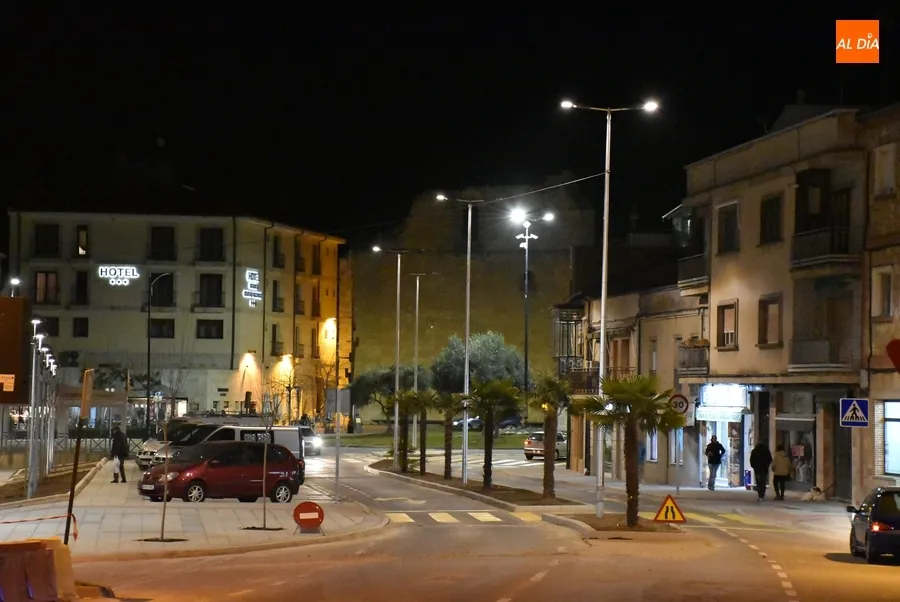 Foto 2 - As&iacute; luce de noche el primer tramo reformado de la Avenida de Espa&ntilde;a