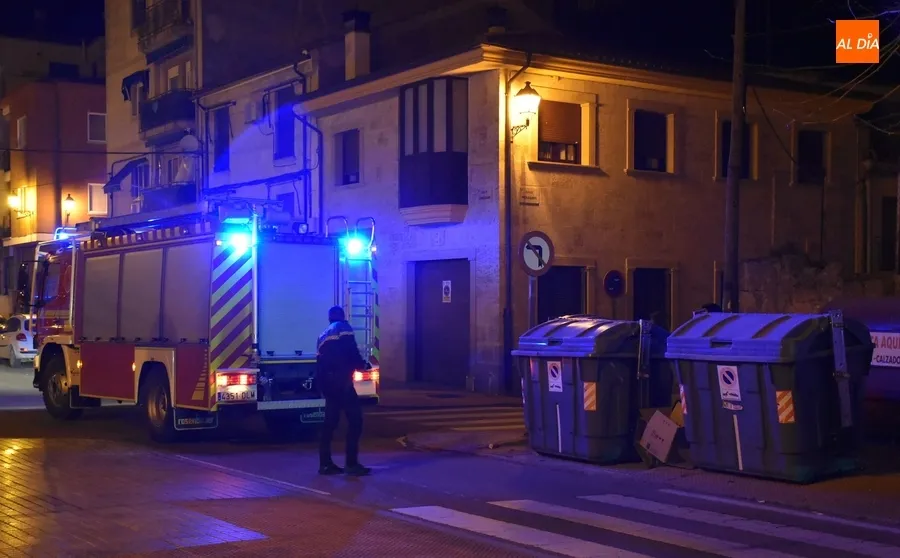 Foto 3 - El mismo contenedor de la calle C&aacute;rcabas obliga de nuevo a actuar a los Bomberos