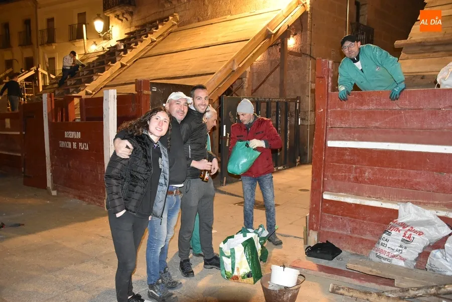 Foto 2 - Familias y amigos se ponen manos a la obra para levantar el coso taurino