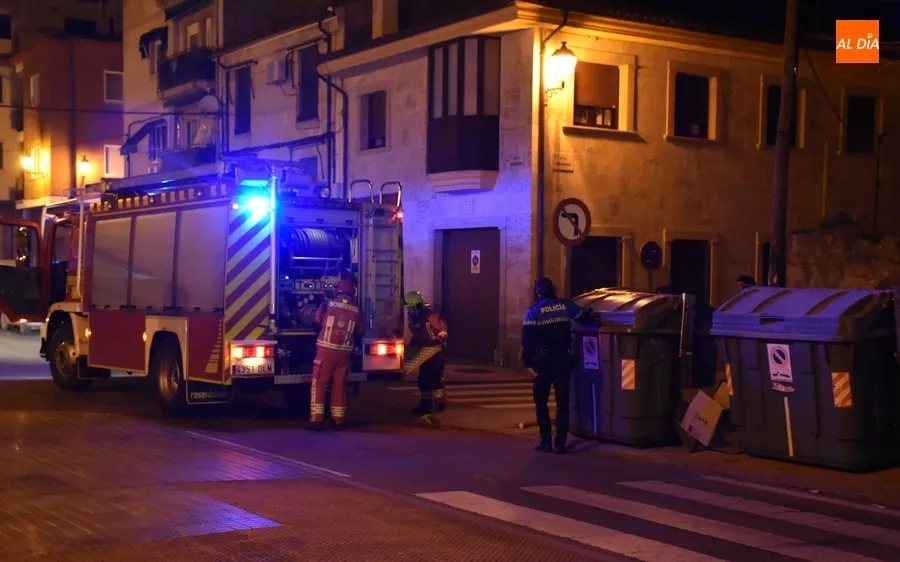 Foto 4 - El mismo contenedor de la calle C&aacute;rcabas obliga de nuevo a actuar a los Bomberos
