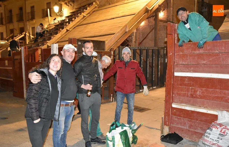 Foto 3 - Familias y amigos se ponen manos a la obra para levantar el coso taurino