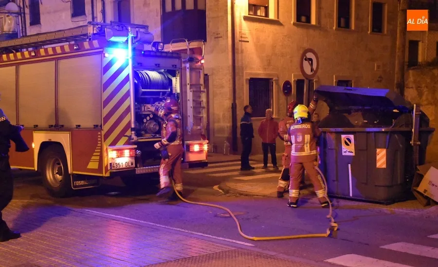 Foto 5 - El mismo contenedor de la calle C&aacute;rcabas obliga de nuevo a actuar a los Bomberos
