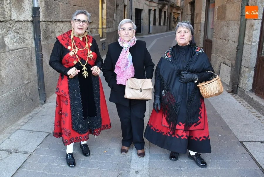 Foto 2 - Las &Aacute;guedas ponen el mandil a los hombres de la Corporaci&oacute;n mirobrigense