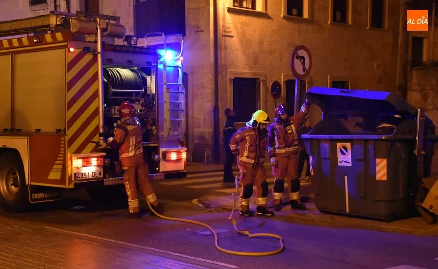 Foto 2 - El mismo contenedor de la calle C&aacute;rcabas obliga de nuevo a actuar a los Bomberos
