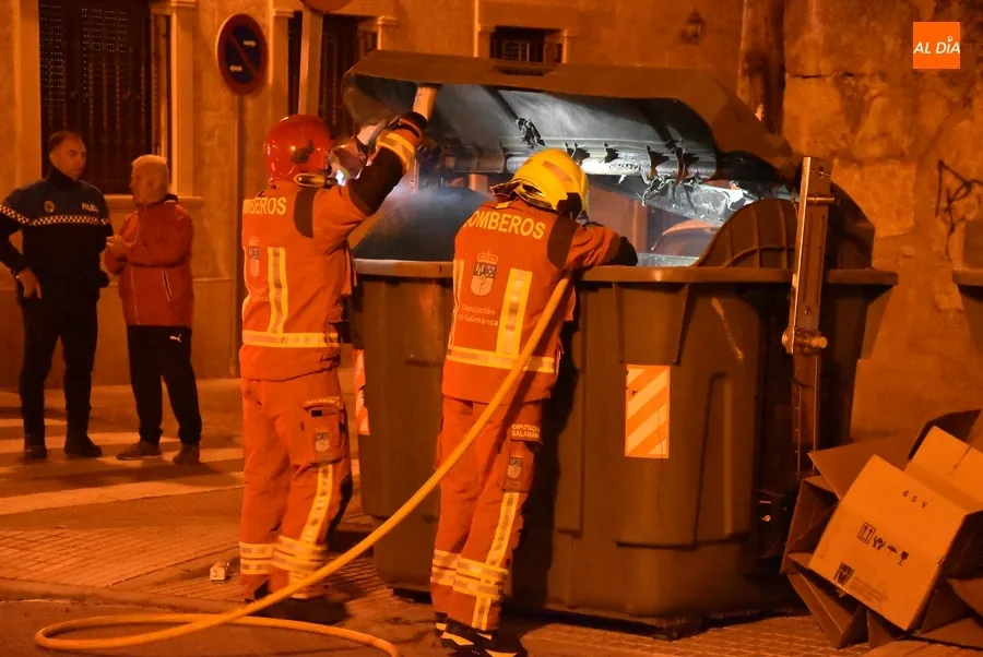 Foto 6 - El mismo contenedor de la calle C&aacute;rcabas obliga de nuevo a actuar a los Bomberos