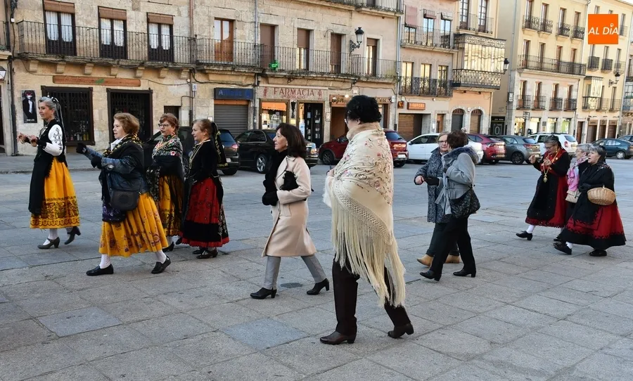 Foto 3 - Las &Aacute;guedas ponen el mandil a los hombres de la Corporaci&oacute;n mirobrigense