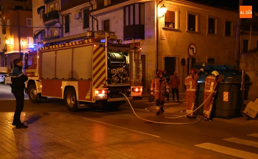 Foto 7 - El mismo contenedor de la calle C&aacute;rcabas obliga de nuevo a actuar a los Bomberos