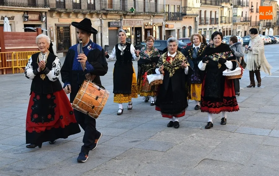 Foto 4 - Las &Aacute;guedas ponen el mandil a los hombres de la Corporaci&oacute;n mirobrigense