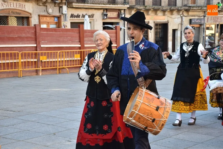 Foto 5 - Las &Aacute;guedas ponen el mandil a los hombres de la Corporaci&oacute;n mirobrigense