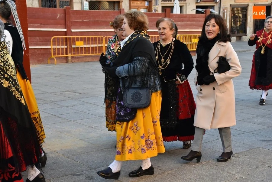 Foto 7 - Las &Aacute;guedas ponen el mandil a los hombres de la Corporaci&oacute;n mirobrigense