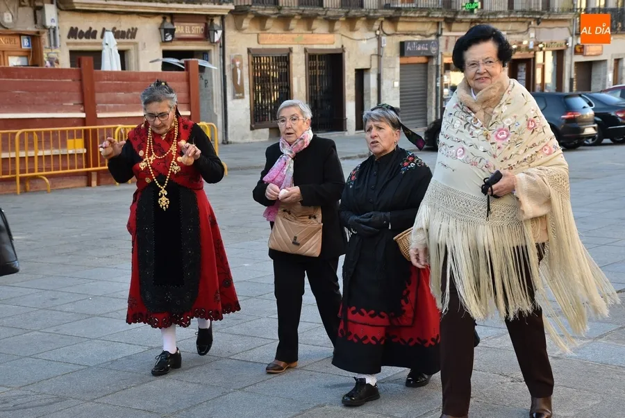 Foto 9 - Las &Aacute;guedas ponen el mandil a los hombres de la Corporaci&oacute;n mirobrigense
