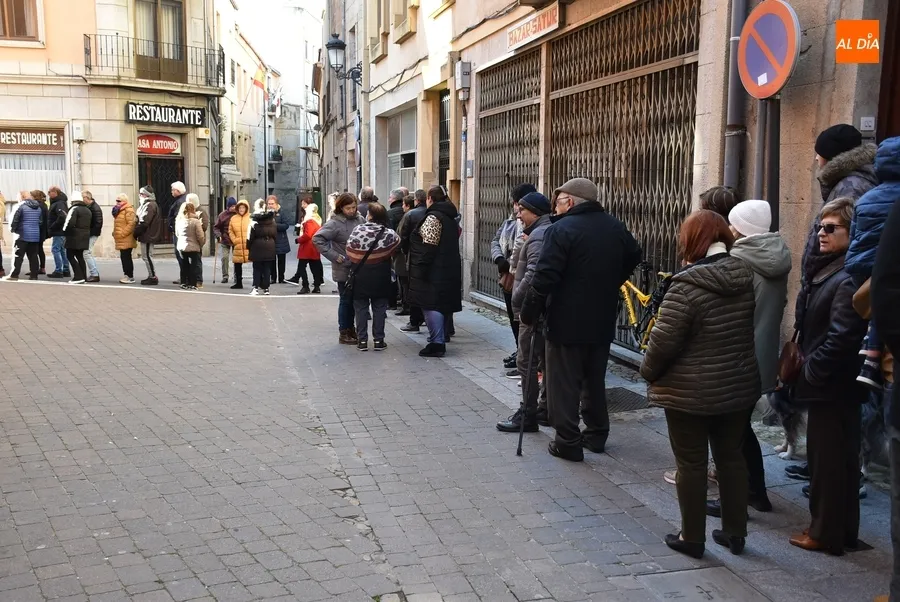 Foto 7 - Desde las 7.30 horas en la cola para no perderse la cita con la Rondalla