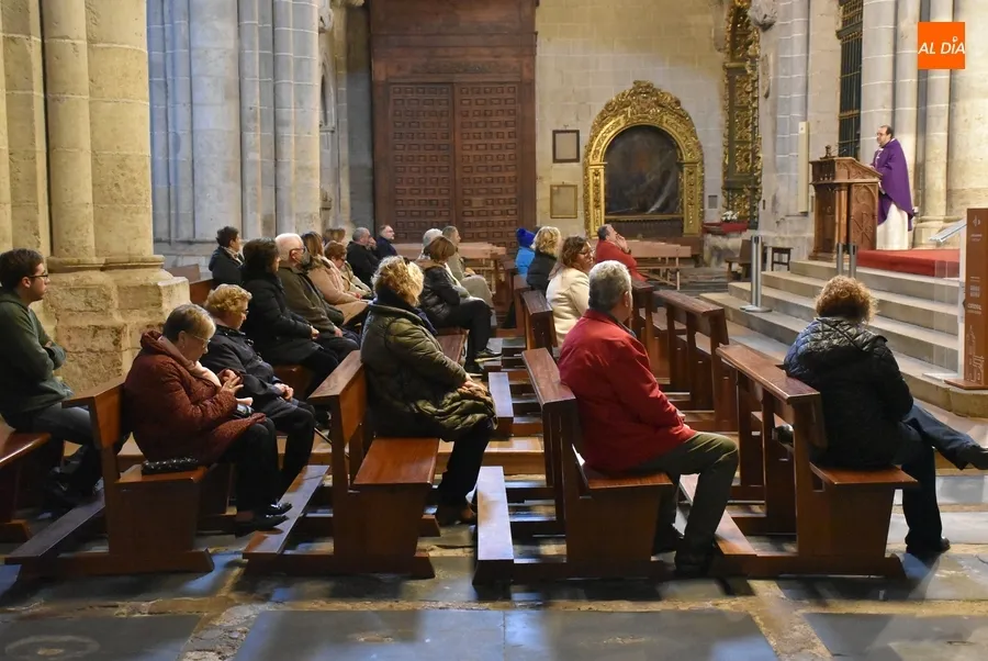 Foto 2 - Varias decenas de fieles, entre ellos el alcalde, reciben la ceniza en la Catedral