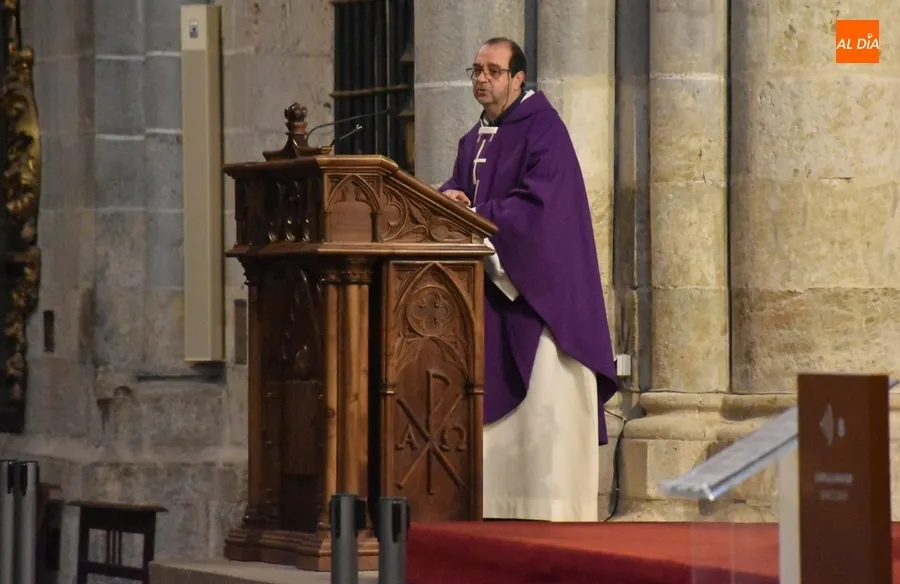 Foto 3 - Varias decenas de fieles, entre ellos el alcalde, reciben la ceniza en la Catedral