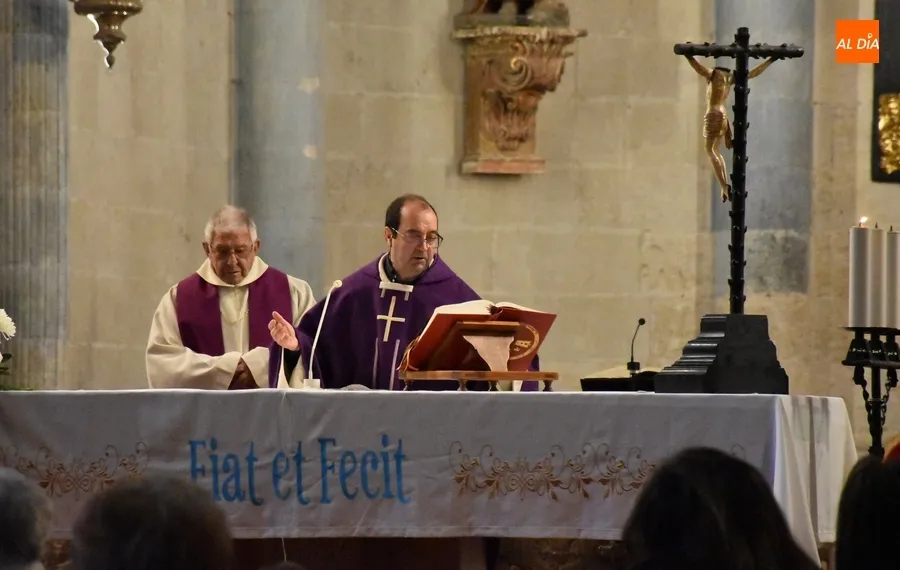 Foto 4 - Varias decenas de fieles, entre ellos el alcalde, reciben la ceniza en la Catedral